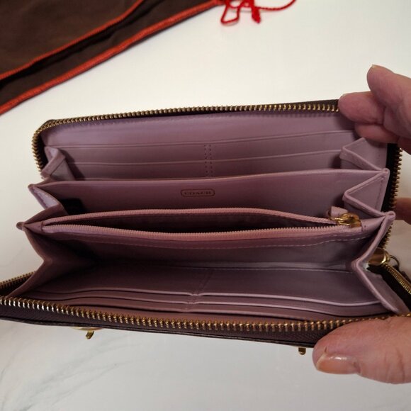 RARE (Like New) Vintage Signature Carly Chocolate Brown C Double Buckle Wallet - Picture 5 of 9